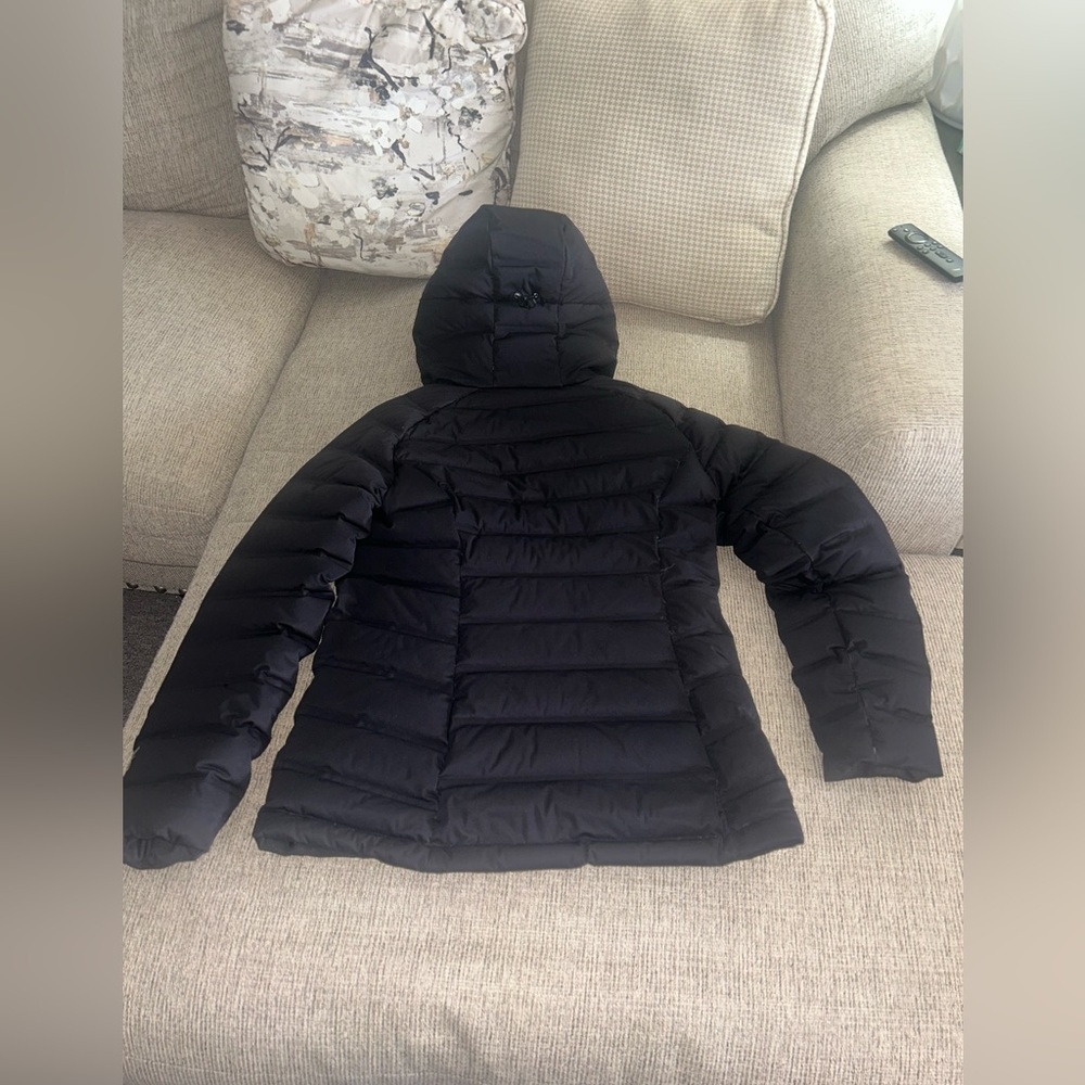 L.L. Bean Women's Black Hooded Puffer Jacket - Picture 6 of 8